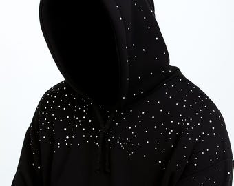 Zwarte hoodie met strassteentjes: FIT LOYAL sweatshirt met kristallen studs