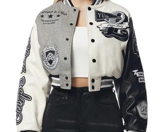 Damen Varsity Bomberjacke - Kurze Letterman Jacke mit Patches - Y2K Streetwear by Fit Loyal