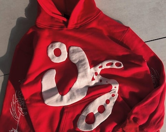Rode grafische hoodie – trui met gedurfd 3D-printontwerp
