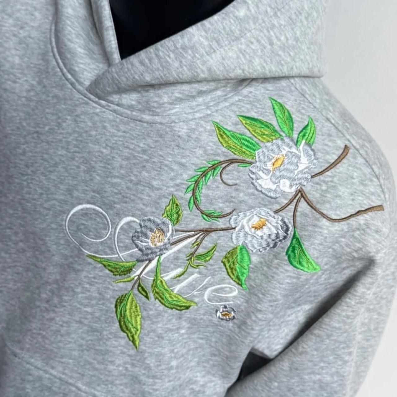 刺繍入りフローラルパーカー：レディースの快適なボタニカルスウェット 