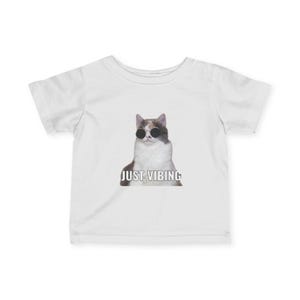 Just Vibing幼児用Tシャツ、かわいいベビーシャツ、楽しい幼児用Tシャツ、クールな猫のグラフィックTシャツ、ベビーギフト、猫好きの服装