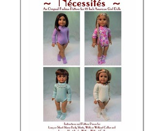 Könnte beinhalten: Ein Schnittmuster zum Nähen von Kleidung für 45,7 cm große American Girl Puppen. Das Schnittmuster enthält Anleitungen und Teile für lang- oder kurzärmelige Oberteile, mit oder ohne Kragen, und lange oder kurze Socken, mit oder ohne Bündchen. Das Schnittmuster ist mit vier Puppen illustriert, die verschiedene Variationen der Kleidung tragen.