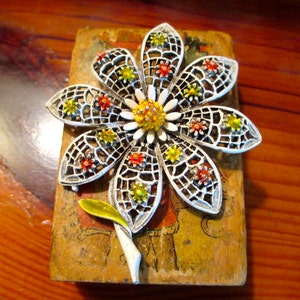 Radiant, Cheerful, Charming ART-Signed Dimensional White, Yellow & Orange ENAMEL and 24k Gold Plate Filigree DAISY Vintage Brooch/Pin image 2