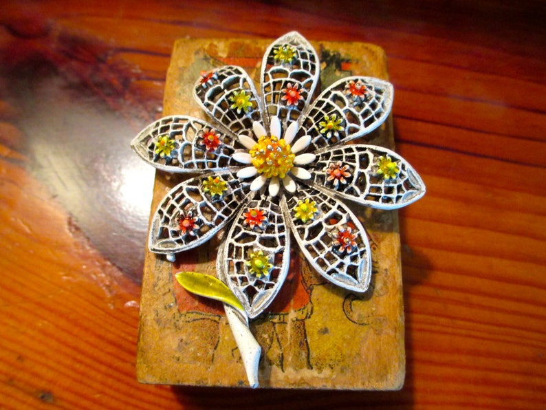 Radiant, Cheerful, Charming ART-Signed Dimensional White, Yellow & Orange ENAMEL and 24k Gold Plate Filigree DAISY Vintage Brooch/Pin image 2