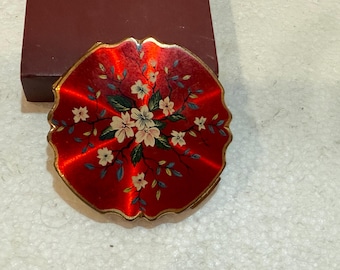 Polvera vintage STRATTON inglesa para mujer, icónica y en perfecto estado. Borde festoneado. Logotipo de Stratton. Tapa con estampado floral rojo.