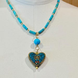 Cadena de turquesa y oro con turquesa tallada redonda y gruesa, precioso collar con colgante de corazón de turquesa y latón hecho a mano de estilo tibetano.