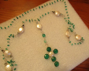 Hermoso rosario con cadena de perlas de agua dulce y chips de jade genuinos, collar de plata esterlina con cruz de ónix verde y perla.