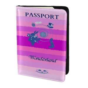 Op de afbeelding: Paspoorthoes met een Wonderland-thema. De hoes heeft roze en paarse horizontale strepen, het woord "PASSPORT" in blauw en illustraties van het Witte Konijn, een klok en de Cheshire Cat. Het woord "Wonderland" staat ook op de hoes.