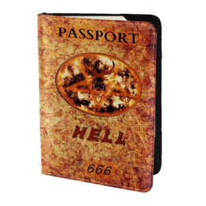 Op de afbeelding: Een paspoorthoes met een verweerd, getextureerd ontwerp. De hoes heeft het woord "PASSPORT" bovenaan, met "HELL" en het nummer "666" onder een centraal ovaal embleem met een gehoornde schedel.