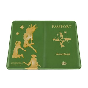 Puede incluir: Funda de pasaporte verde con ilustraciones doradas de personajes de Peter Pan y la palabra "PASSPORT" en dorado. La palabra "Neverland" también está en dorado. La esquina inferior izquierda tiene el texto "012 VERSION A" e información de derechos de autor.