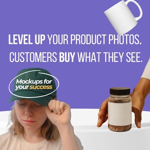 Może przedstawiać: Biały kubek do kawy, zielona czapka z daszkiem z napisem "Mockups for your success" oraz przezroczysty słoik z czarną pokrywką i białą etykietą są wyświetlane na fioletowym tle. Widoczny jest r&oacute;wnież tekst "LEVEL UP YOUR PRODUCT PHOTOS. CUSTOMERS BUY WHAT THEY SEE."