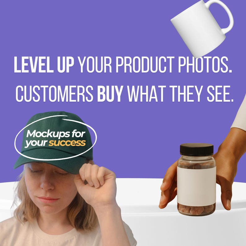 Może przedstawiać: Biały kubek do kawy, zielona czapka z daszkiem z napisem "Mockups for your success" oraz przezroczysty słoik z czarną pokrywką i białą etykietą są wyświetlane na fioletowym tle. Widoczny jest r&oacute;wnież tekst "LEVEL UP YOUR PRODUCT PHOTOS. CUSTOMERS BUY WHAT THEY SEE."