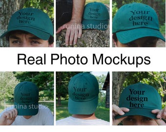 Pode incluir: Uma coleção de seis imagens mostrando um boné de beisebol verde-azulado com o texto "Your design here". A frase "Real Photo Mockups" é exibida abaixo das imagens. Os bonés são mostrados de vários ângulos, incluindo vistas frontal, lateral e traseira.
