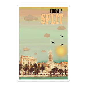 Peut inclure: Un autocollant rectangulaire présentant une illustration de style voyage de Split, en Croatie. Le design montre un paysage urbain côtier avec des palmiers, un haut clocher et des bâtiments sous un ciel au coucher du soleil avec des nuages et des oiseaux. Le texte indique CROATIA SPLIT.