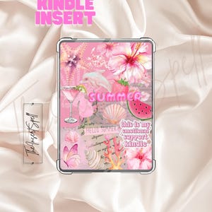 Puede incluir: Una funda rosa para Kindle con un diseño de verano. La funda presenta ilustraciones de una estrella de mar, un delfín, flores de hibisco, conchas marinas, un cóctel y una rodaja de sandía. El texto incluye "Summer", "Hello Summer" y "this is my emotional support kindle".