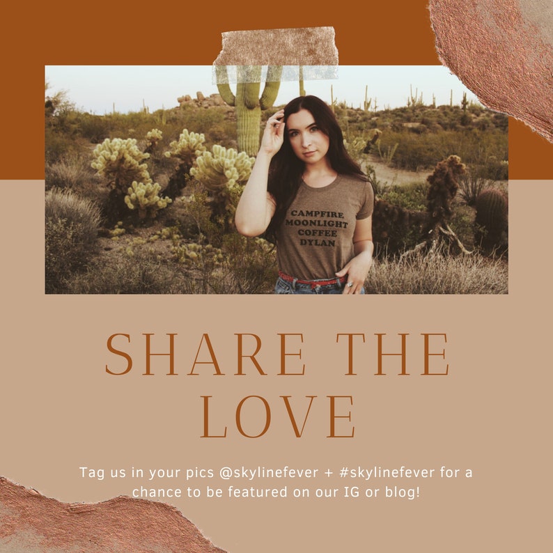 Puede incluir: Una mujer lleva una camiseta marr&oacute;n con el texto "Campfire Moonlight Coffee Dylan" en negro. Est&aacute; de pie en un paisaje des&eacute;rtico con cactus en el fondo. El texto "SHARE THE LOVE" est&aacute; escrito en marr&oacute;n debajo de la imagen. El texto "Tag us in your pics @skylinefever + #skylinefever for a chance to be featured on our IG or blog!" est&aacute; escrito en marr&oacute;n debajo del texto "SHARE THE LOVE".