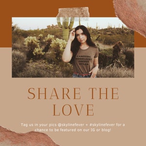 Peut inclure: Une femme porte un t-shirt marron avec l'inscription "CAMPFIRE MOONLIGHT COFFEE DYLAN", devant un paysage d&eacute;sertique. L'image a une palette de couleurs chaudes et terreuses, avec le texte "SHARE THE LOVE".