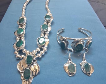 Conjunto de collar y pendientes de flor de calabaza de plata y malaquita pequeños con collar, aretes y pulseras