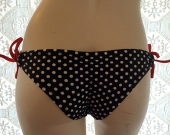 INDIE vestimenta - brasileña anillo lazo Scrunch Bikini Bottom - negro con lunares blancos y lazos rojos