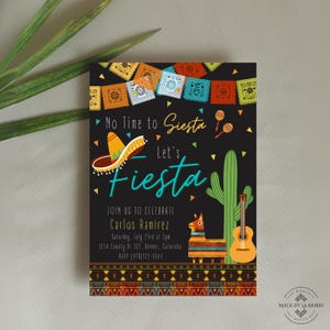 以下が含まれることがあります： お祝いのデザインが施された黒い招待状。ソンブレロ、サボテン、ギター、カラフルなラマが特徴です。「No Time to Siesta, Let's Fiesta」と書かれており、Carlos Ramirezのイベント詳細が含まれています。