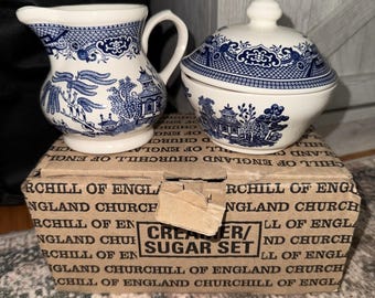 Set di lattiera e zuccheriera in porcellana Blue Willow di Churchill England con coperchio, NUOVO