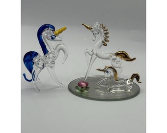 Lote de figuras de unicornio caballo de cristal soplado de colores con detalles dorados.