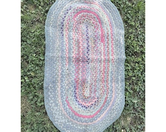 Alfombra antigua de trapo, trenzada a mano, ovalada, tipo pill, 61"x33", estilo campestre popular.