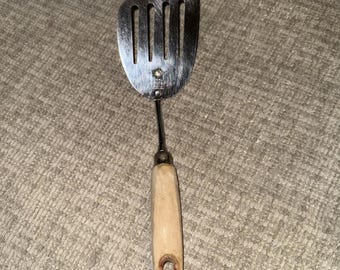 Vintage Ekco geschlitzter kurzer Pfannenwender 9 "langen verchromten Holzgriff Bauernhaus