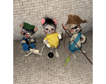 Lot med 3 vintage Annalee Mobilitee samlarmusdockor 1971 Bowling, Fiske