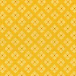 Puede incluir: Un patrón repetitivo de pequeños rombos de color naranja claro sobre un fondo amarillo. Cada rombo contiene un diseño floral más pequeño de cuatro pétalos. La tela tiene un aspecto texturizado.