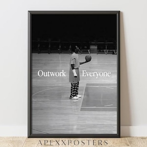 Puede incluir: Póster enmarcado en blanco y negro que muestra a un jugador de baloncesto con un balón en una cancha. El texto blanco dice "Outwork Everyone". El póster tiene un marco negro, con "APEXXPOSTERS" en la parte inferior.