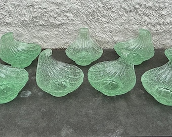 Platos y cuencos de cristal de Murano Fratelli Toso vintage, atribuidos a la década de 1960, con forma de concha festoneada de color verde pálido.