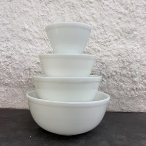 Pyrex True Opal White bunke i mjölkglas, omärkt, utan mönster
