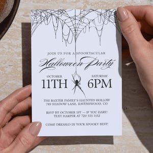 Könnte beinhalten: Eine weiße Halloween-Party-Einladung mit schwarzen Spinnennetz- und Spinnen-Grafiken. Die Einladung enthält den Text "Join us for a Spooktacular Halloween Party" und Veranstaltungsdetails für den 11. Oktober um 18:00 Uhr.