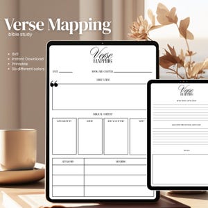 Könnte beinhalten: Digitales Verse Mapping Bibelstudien-Template auf einem Tablet. Das Template enthält Abschnitte für Datum, Buch, Kapitel, Bibelvers und biblischen Inhalt. Das Design ist schwarz-weiß mit dem Schriftzug "Verse Mapping".
