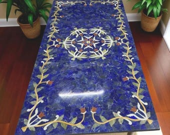 Piano del tavolo con intarsi in lapislazzuli / Decorazione floreale realizzata a mano con pietre preziose, arte Mughal