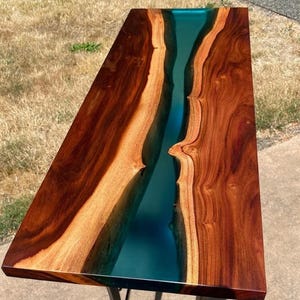 ブルーエポキシリバーテーブルトップ｜ライブエッジウッド樹脂コンソールテーブル｜カスタムハンドメイド玄関テーブル｜モダンラスティック家具テーブル、ダイニングテーブル