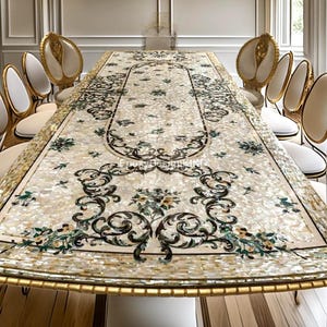 Puede incluir: Una mesa de comedor rectangular y ornamentada con una superficie con incrustaciones de nácar. La mesa presenta un borde dorado y está rodeada de sillas blancas con detalles dorados. La superficie de la mesa tiene un diseño floral con acentos verdes y negros.