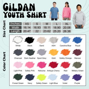 K&ouml;nnte beinhalten: Eine Farbkarte f&uuml;r Gildan-Jugendshirts mit einer Gr&ouml;&szlig;entabelle in Zoll. Die Karte zeigt verschiedene T-Shirt-Farben, darunter Wei&szlig;, Schwarz und Marineblau. Das Bild zeigt auch Beispiele f&uuml;r das Tragen der Shirts.