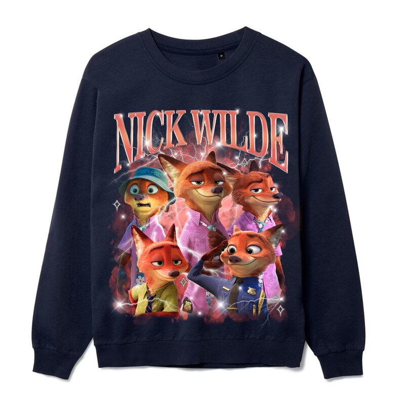 K&ouml;nnte beinhalten: Marineblaues Sweatshirt mit einer Grafik von Nick Wilde aus Zootopia. Die Grafik zeigt mehrere Bilder von Nick Wilde mit dem Text "NICK WILDE" in einer Retro-Schriftart. Das Design ist vor einem Hintergrund aus Blitzen angeordnet.