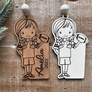 Download digital instantâneo - Arquivo svg de ornamento de jogadora de futebol feminina para Glowforge, lasers, ornamento de futebol feminino personalizado, arquivo pronto para laser