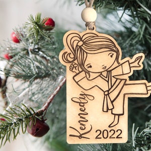 Download digital instantâneo - Arquivo de ornamento svg de garota de caratê fofa, Glowforge, lasers, ornamento personalizado, garota de caratê, pronto para laser