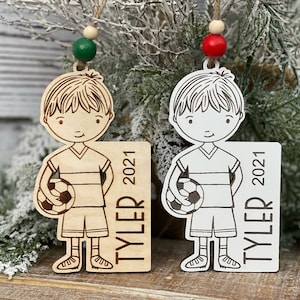 Download digital instantâneo - Arquivo de ornamento svg de menino de futebol fofo para Glowforge e cortadores a laser, ornamento personalizado, menino de futebol