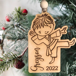 Download digital instantâneo - Arquivo de ornamento svg de menino de caratê fofo para Glowforge e cortadores a laser, ornamento personalizado, menino de caratê, pronto para laser