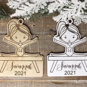 Download digital instantâneo - Arquivo de ornamento svg de menina ginasta fofa para Glowforge e cortadores a laser, ornamento personalizado, ornamento de ginástica