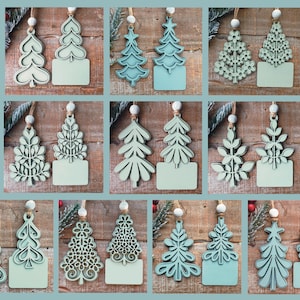 以下が含まれることがあります： さまざまなデザインの木製クリスマスツリーオーナメント10個セット。各オーナメントは、明るい緑色の仕上げ、空白の長方形のタグ、吊り下げ用の紐が付いています。「BUNDLE」という文字が縦に印刷されています。