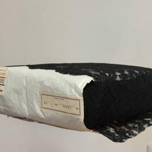 Pizzo francese vintage – Dentelle de Calais – Nero floreale – 100% nylon – 28 metri – Made in France – Per cucito e sartoria