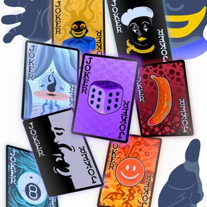 Puede incluir: Una colección de cartas de juego Joker ilustradas con varios diseños, incluyendo una cara sonriente, un dado y un plátano. Las cartas están dispuestas de forma dispersa, con la palabra "JOKER" mostrada en cada carta.