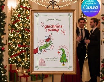 Könnte beinhalten: Ein gerahmtes Schild mit goldenem Rand auf einer schwarzen Staffelei. Auf dem Schild steht "welcome to our Grichmas party" mit Cartoon-Illustrationen einer Grinch-Hand, die ein Weinglas hält, und einem schiefen Weihnachtsbaum. Das Schild befindet sich in einem weihnachtlich dekorierten Raum.