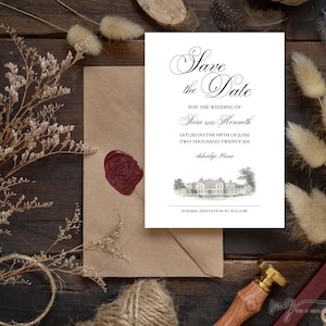 Puede incluir: Un conjunto de invitaciones de boda. Una tarjeta blanca con el texto "Save the Date" y los detalles de la boda de Sara y Kenneth. Un sobre marrón con un sello de cera rojo y un diseño floral. La invitación incluye un dibujo de Ashridge House.